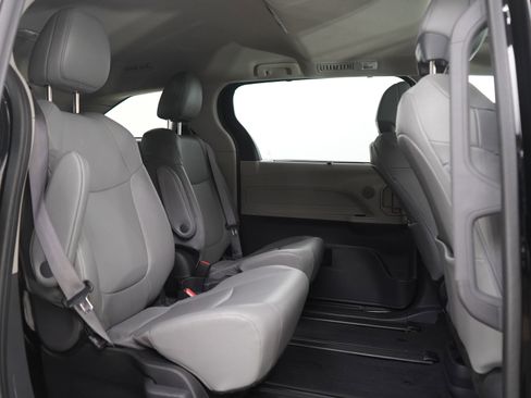Used 2024 Toyota Sienna XLE w/ XLE Plus Package FWD image 12