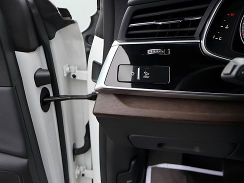 Used 2025 Audi Q8 Premium Plus image 38