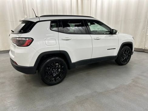 Used 2025 Jeep Compass Latitude w/ Convenience Group AWD/4WD image 4