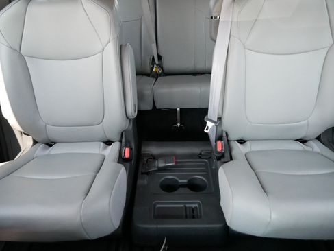 Used 2024 Toyota Sienna XLE FWD image 13