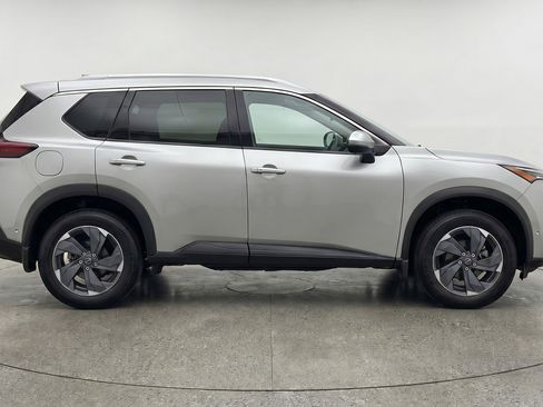 Used 2025 Nissan Rogue SV image 11