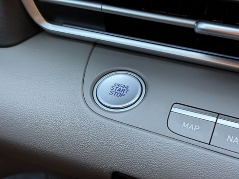 Used 2024 Hyundai Elantra Blue FWD image 21