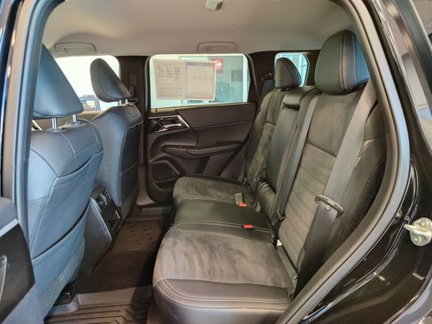 Used 2024 Mitsubishi Outlander SE image 12