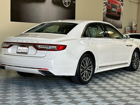 Used 2017 Lincoln Continental Select image 4