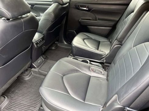 Used 2023 Toyota Highlander XLE AWD/4WD image 18