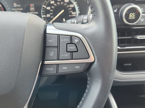 Used 2021 Toyota Highlander XLE FWD image 32