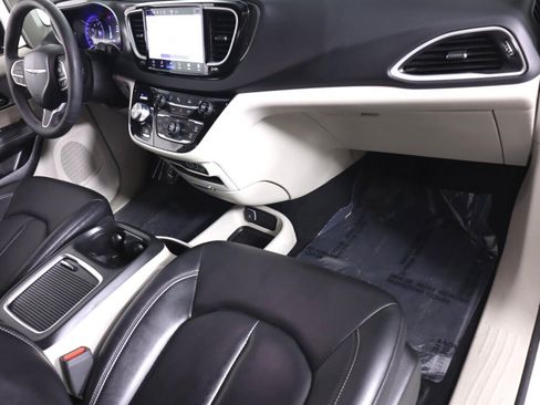 Used 2024 Chrysler Pacifica Touring-L FWD image 44
