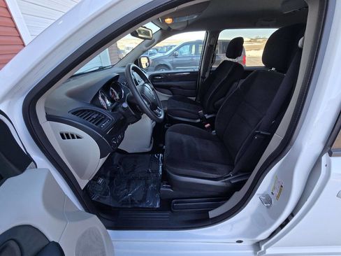 Used 2018 Dodge Grand Caravan SE w/ UConnect Hands-Free Group image 12