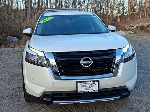 Certified 2024 Nissan Pathfinder SL image 3