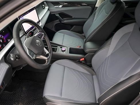 Used 2025 Volkswagen Tiguan SE image 11