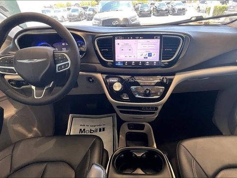Used 2024 Chrysler Pacifica Touring-L FWD image 15