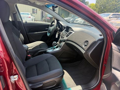 Used 2016 Chevrolet Cruze LT w/ Technology Package FWD image 13