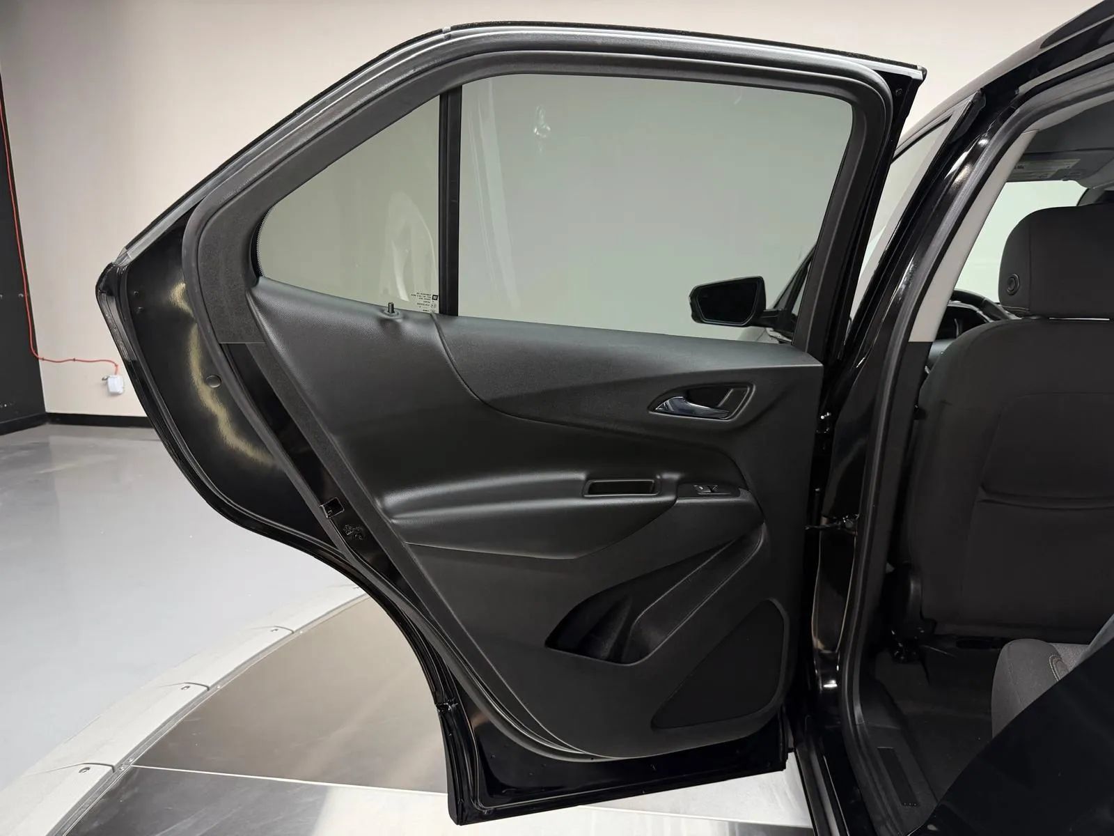 Used 2018 Chevrolet Equinox LT FWD image 16