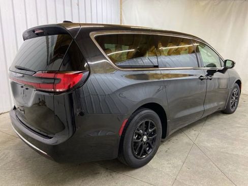 Used 2023 Chrysler Pacifica Touring-L FWD image 6