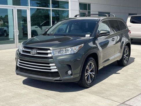 Used 2017 Toyota Highlander Plus AWD/4WD image 1