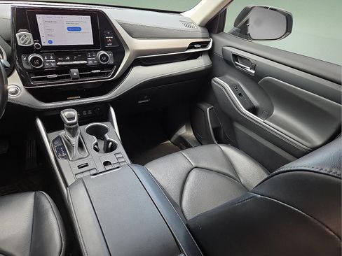 Used 2023 Toyota Highlander XLE AWD/4WD image 13