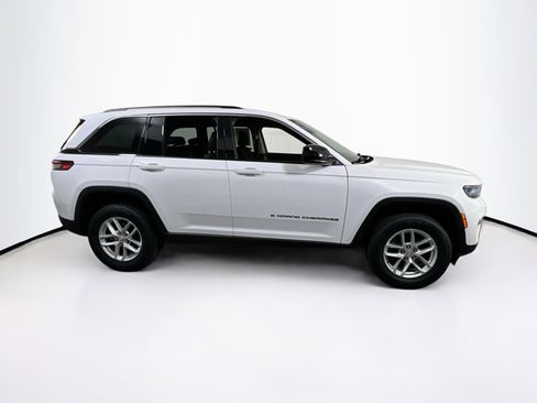 Used 2023 Jeep Grand Cherokee Laredo image 4