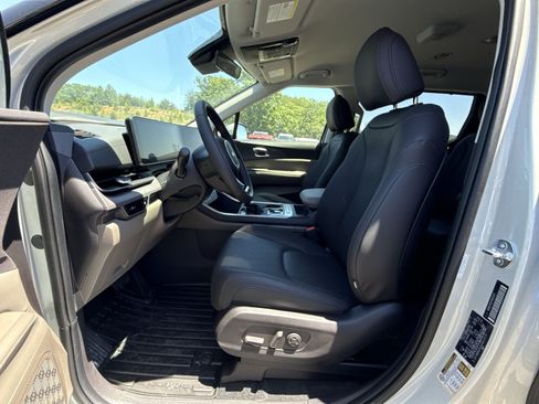 New 2026 Kia Carnival EX FWD image 18