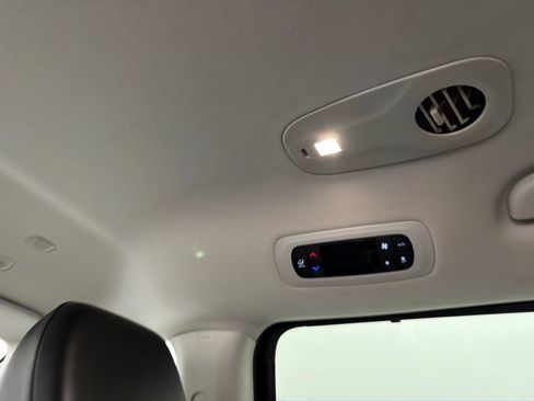 Used 2024 Chrysler Pacifica Touring-L image 19