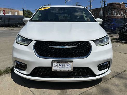 Used 2021 Chrysler Pacifica Touring-L FWD image 2
