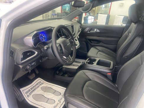 New 2026 Chrysler Pacifica Select image 8