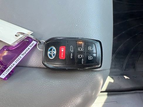 Used 2022 Toyota Sienna XLE w/ XLE Plus Package FWD image 41