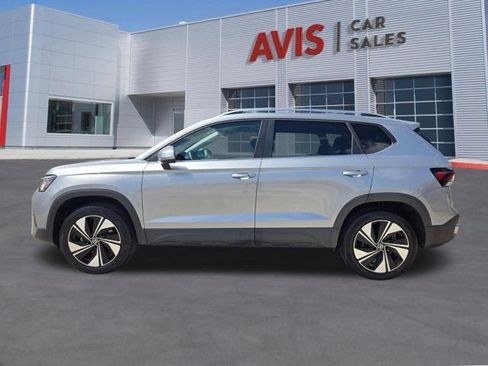 Used 2025 Volkswagen Taos SE AWD/4WD image 11