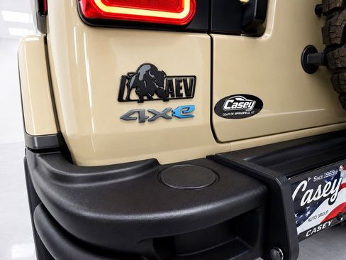 Used 2022 Jeep Wrangler Unlimited Rubicon 4xe w/ Cold Weather Group AWD/4WD image 10