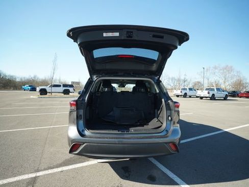 Used 2021 Toyota Highlander XLE image 18