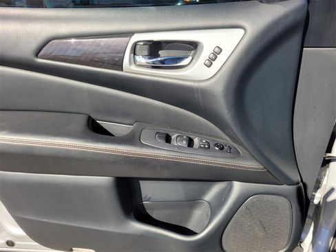 Used 2020 Nissan Pathfinder SL image 24