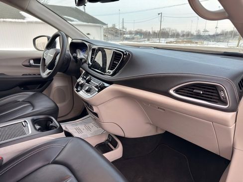 Used 2023 Chrysler Pacifica Touring-L image 47