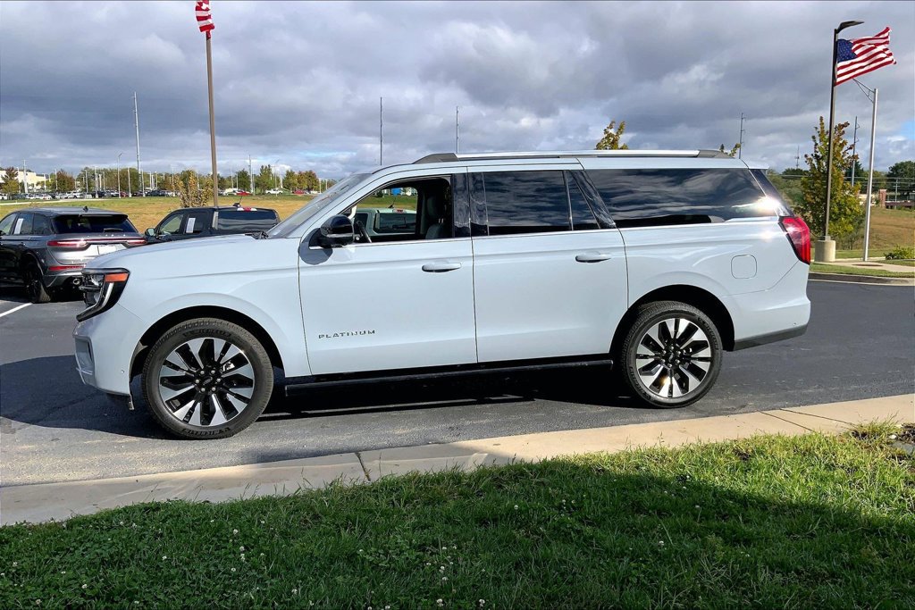 Used 2025 Ford Expedition Max Platinum w/ Driver's Package AWD/4WD image 12