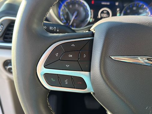 Used 2024 Chrysler Pacifica Touring-L FWD image 20