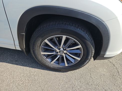 Used 2018 Toyota Highlander XLE AWD/4WD image 34