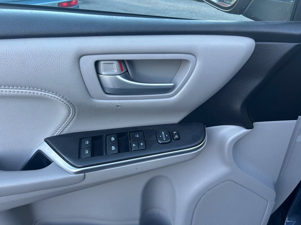 Used 2017 Toyota Camry XLE FWD image 39