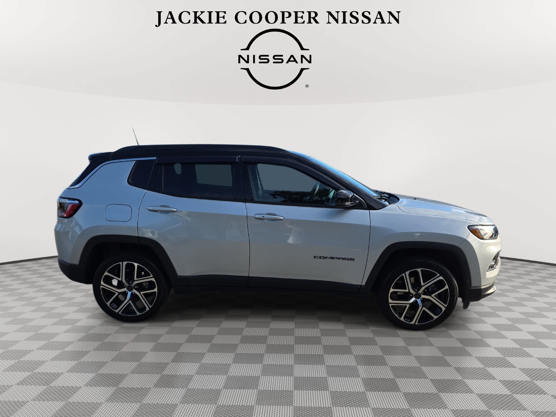 Used 2025 Jeep Compass Limited AWD/4WD image 4