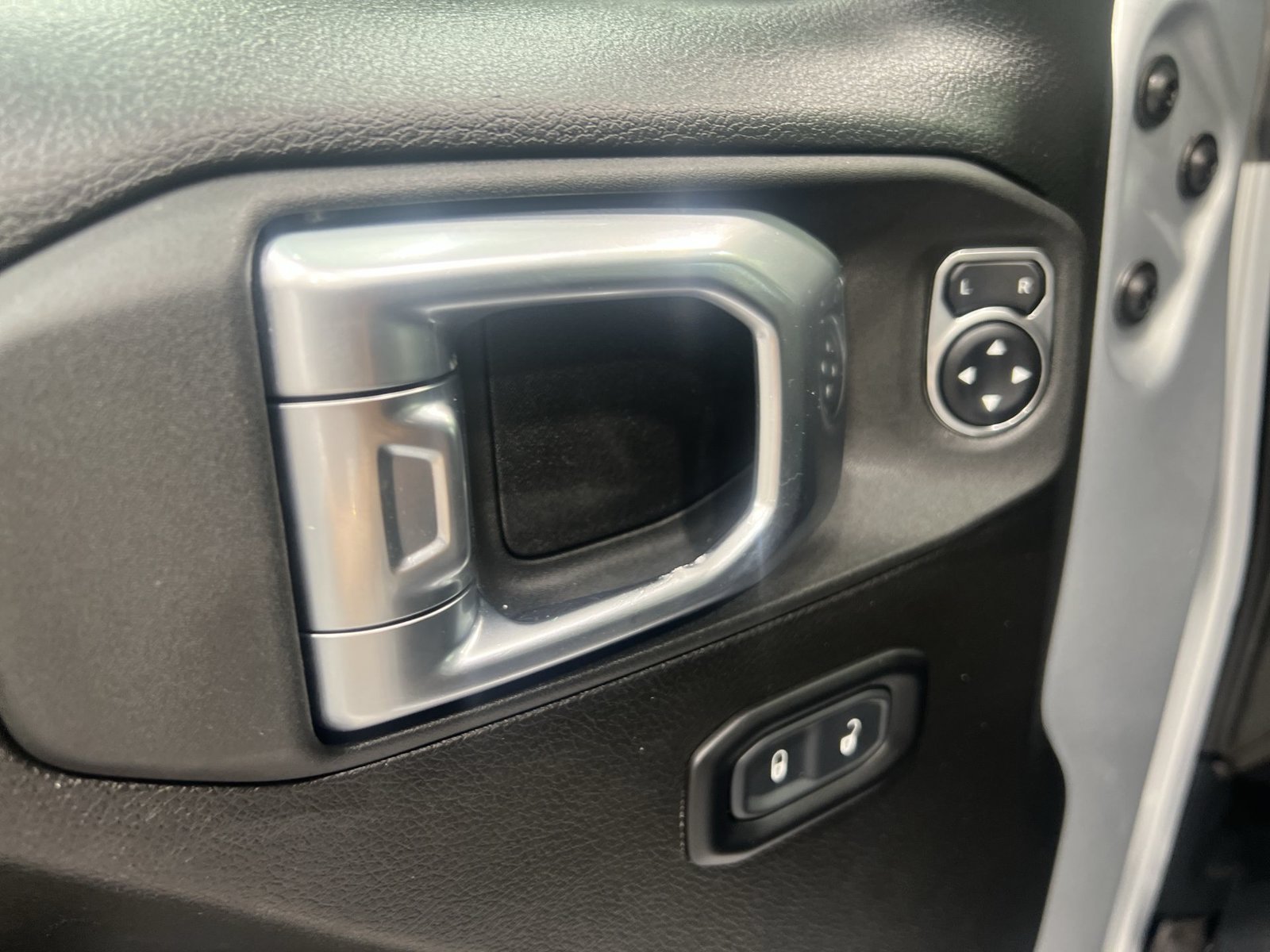 Used 2023 Jeep Gladiator Sport AWD/4WD image 13