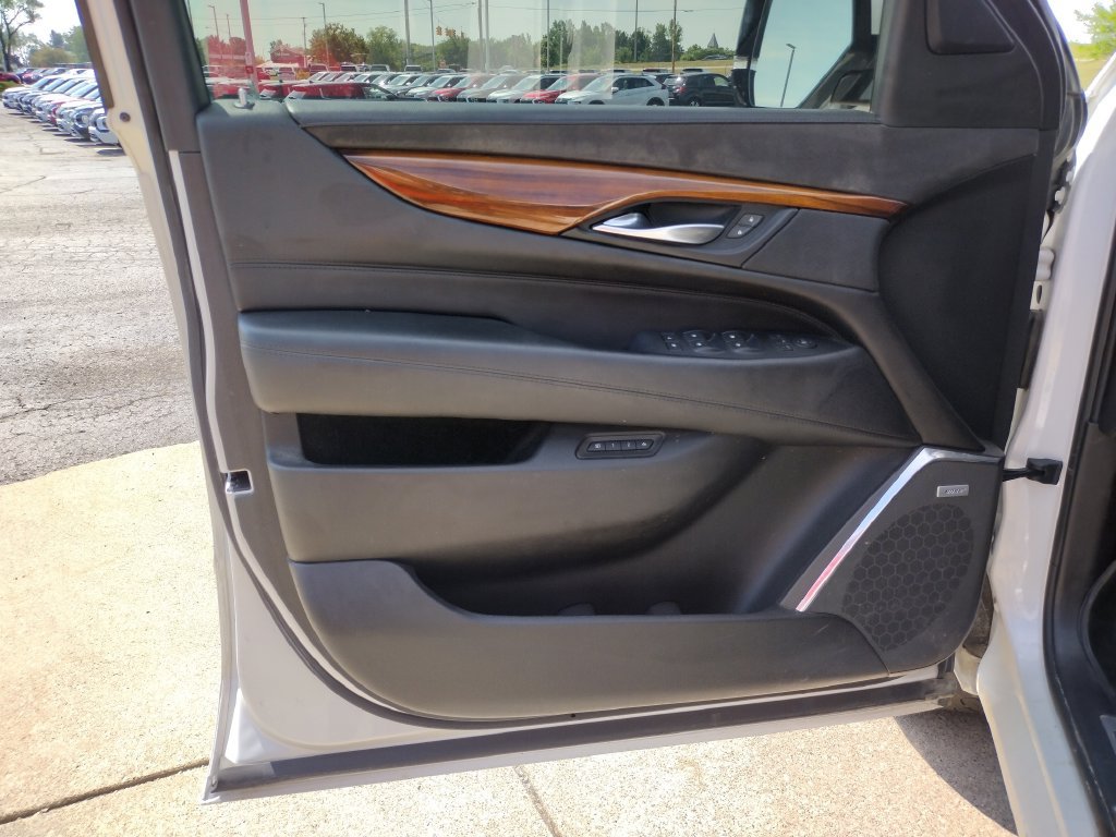 Used 2017 Cadillac Escalade ESV Premium Luxury AWD/4WD image 16