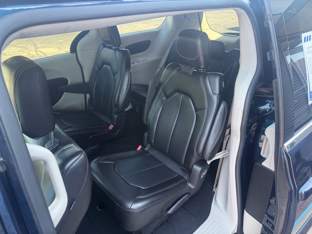 Used 2023 Chrysler Pacifica Touring-L FWD image 10