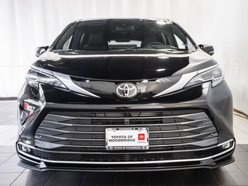 New 2026 Toyota Sienna Platinum image 2