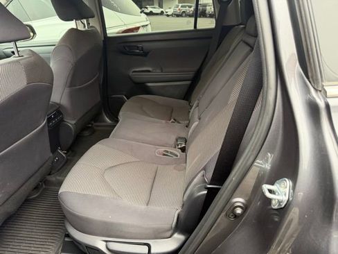 Used 2021 Toyota Highlander L image 9