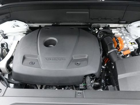 New 2026 Volvo XC90 T8 Plus w/ Protection Package Premier image 32