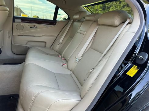 Used 2013 Lexus LS 460 w/ Comfort Pkg image 17