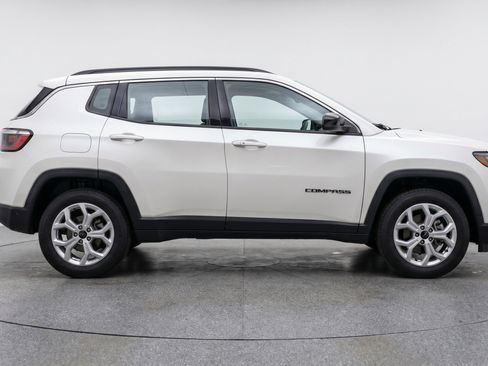 Used 2025 Jeep Compass Latitude AWD/4WD image 11