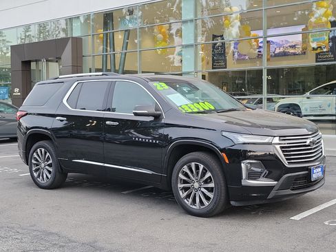 Used 2023 Chevrolet Traverse Premier FWD image 34