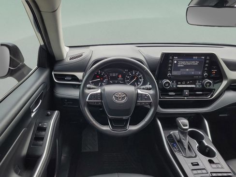 Used 2021 Toyota Highlander XLE AWD/4WD image 14