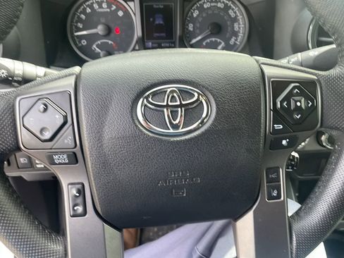 Used 2022 Toyota Tacoma TRD Off-Road AWD/4WD image 17