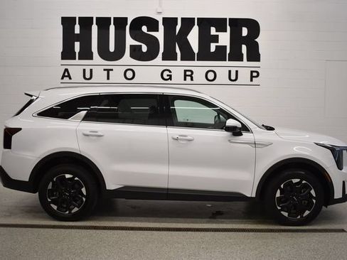 Used 2024 Kia Sorento S AWD/4WD image 2