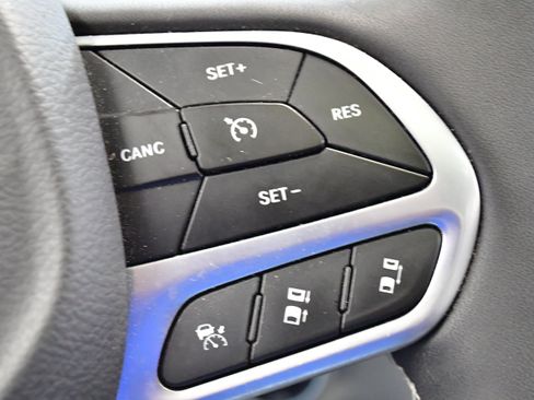 Used 2023 Chrysler Pacifica Touring-L w/ Uconnect Theater Family Group FWD image 24