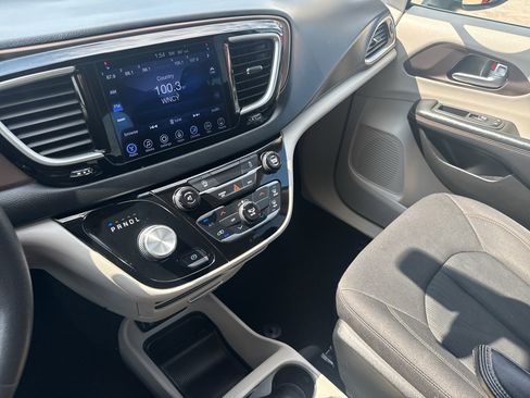 Used 2017 Chrysler Pacifica Touring FWD image 19
